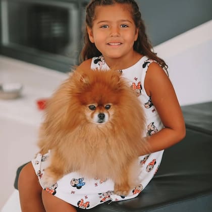 Shaila, hija de Ezequiel Garay, con Negrito