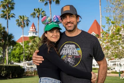 Shailene Woodley y el jugador de la NFL Aaron Rodgers|