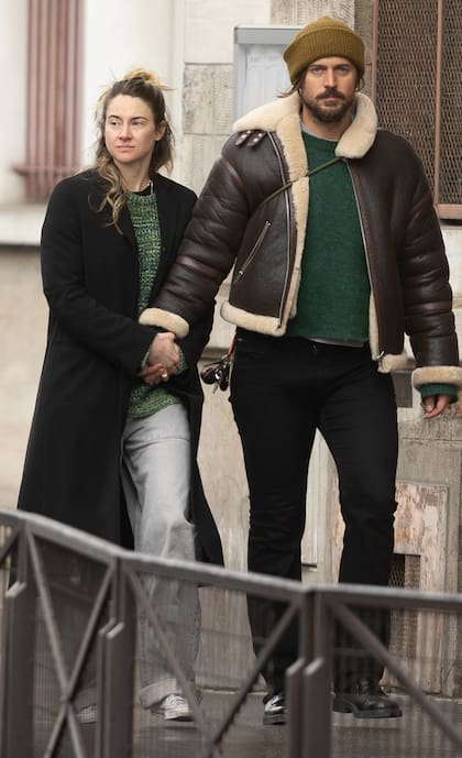 Shailene Woodley y Lucas Bravo fueron captados por primera vez juntos mientras paseaban por el barrio parisino de Saint-Germain-des-Prés