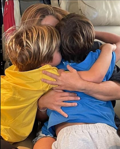 Shakira abraza a Sasha y Milan