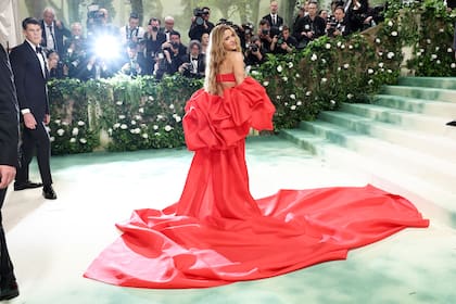 Shakira asistió por primera vez a la Met Gala en 2024 con un vestido rojo de Carolina Herrera (Photo by Jamie McCarthy/Getty Images)