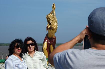 Los fanáticos se tomaron fotos con la estatua de Shakira