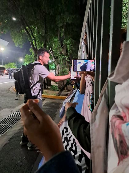 Aíto de la Rúa se acercó a los segudores de la cantante, que habían llevado una enorme bandera para recibirla