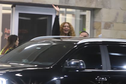 Un cálido saludo a los fans que la estaban esperando en el aeropuerto