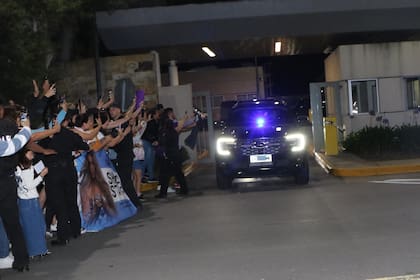 Los fans de Shakira se acercaron anoche a saludar a la cantante
