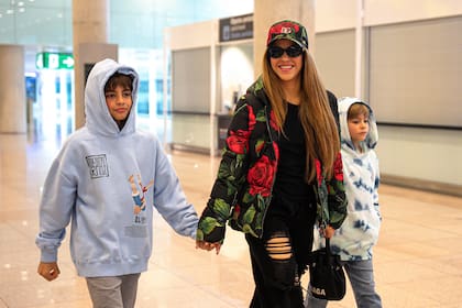 Shakira en el aeropuerto de Barcelona con sus hijos