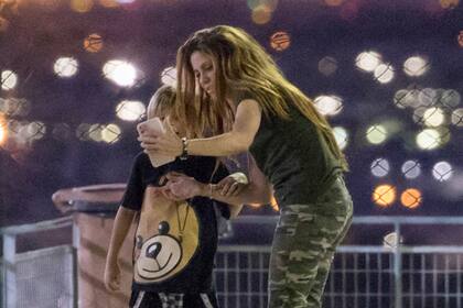 Shakira en una de sus últimas salidas con sus hijos, que obviamente no pudieron esquivar a los paparazzi