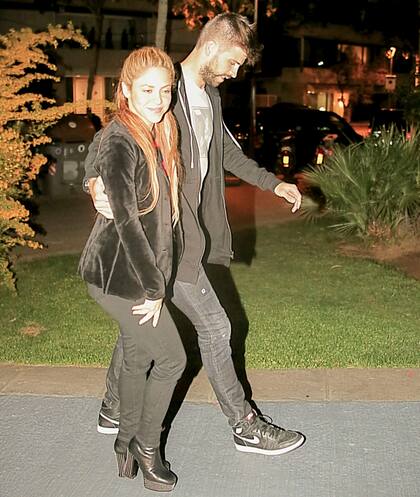 Shakira junto a Piqué, antes de entrar a cenar, en Barcelona