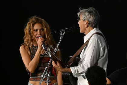 Shakira junto a uno de los invitados especiales de su show, Caetano Veloso
