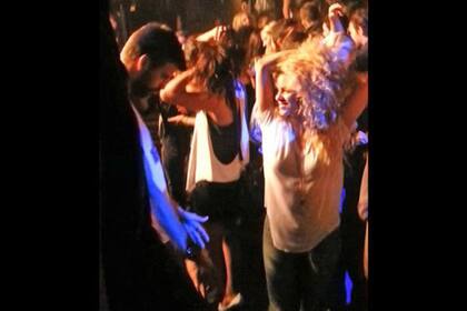 Shakira mueve su melena rubia y Gerard la observa enamorado