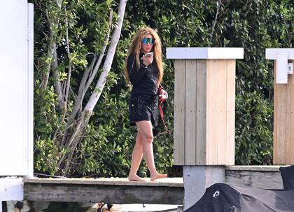 Shakira no descuida su rol de madre y fue captada por los paparazzi haciendo una llamada telefónica mientras disfrutaba de un rato al aire libre con sus hijos Milan, de 10 años, y Sasha, de 8, cerca de su casa en Miami Beach
