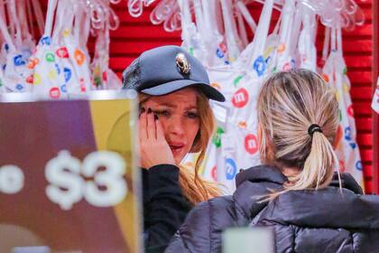 Shakira parece estar preocupada mientras compra chocolate en el M&M'S World New York el 10 de marzo de 2023 en Times Square, Nueva York