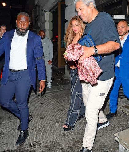 Shakira saliendo de Novikov Restaurant & Bar en la capital londinense luego de compartir una cena con el jugador de la NBA Jimmy Butler