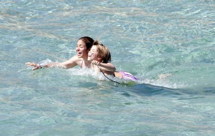 Shakira se divierte en la playa mientras disfruta de un momento con sus hijos en Ibiza