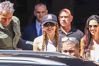 Shakira, sonriente al ver a sus fans a la salida de su hotel