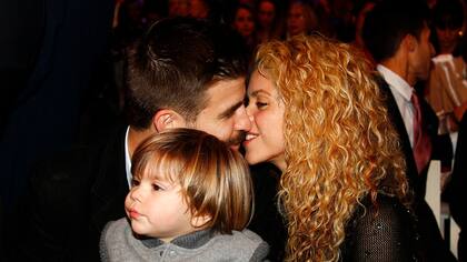 Shakira tuvo tiempo de mimar a su amado Piqué, en su noche especial