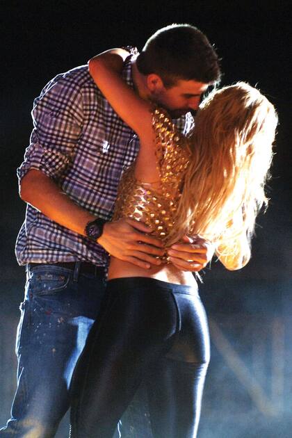 Shakira y Gerard, enamorados, durante un concierto de la cantante en Barcelona, en 2011. Él subió al escenario del estadio olímpico Lluis Companys y la besó apasionadamente ante miles de espectadores.