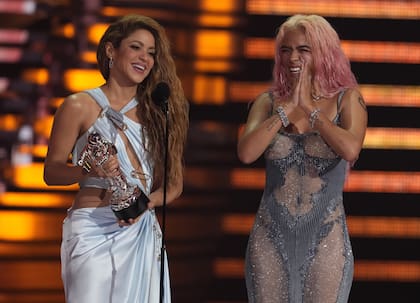 Shakira y Karol G recibieron su galardón por la canción "TQG" 