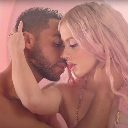 Shakira y Lucien Laviscount en el videoclip "Puntería"