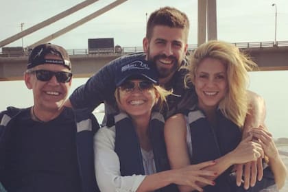 Shakira y Piqué junto a los padres del exfutbolista (Imagen de archivo)