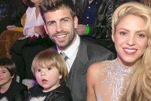 Shakira y sus galanes, en la entrega de premios