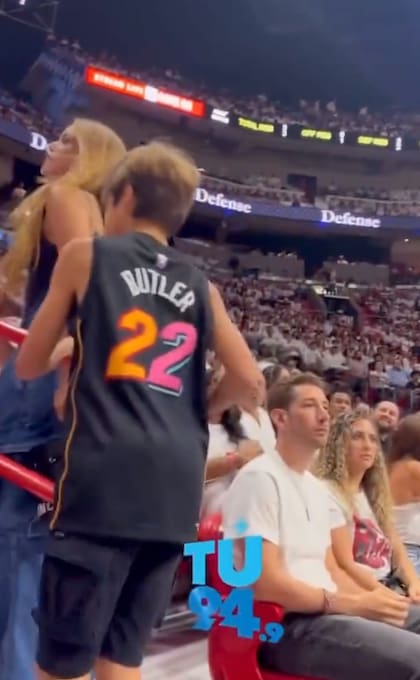 Shakira y sus hijos con la camiseta de Jimmy Butler, de los Miami Heat