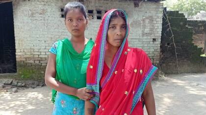 Shakuntala Devi (derecha) está tratando de entender por qué su hija fue asesinada