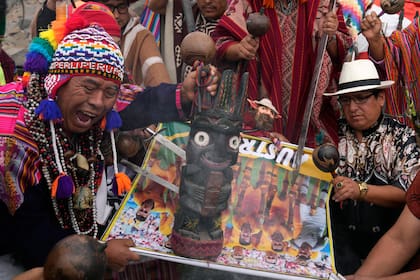 Un grupo de chamanes realiza un ritual en el cerro San Cristóbal (Lima)  y le piden a la Madre Tierra que apoye a Perú en el partido de desempate contra Australia el próximo lunes.
