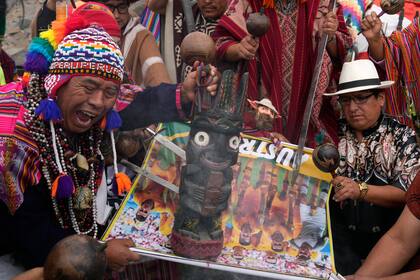 Un grupo de chamanes realiza un ritual en el cerro San Cristóbal (Lima)  y le piden a la Madre Tierra que apoye a Perú en el partido de desempate contra Australia el próximo lunes.