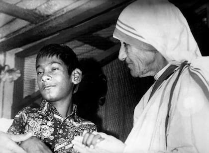 Shamdeo junto a Teresa de Calcuta; el niño fue hallado a los cuatro años rodeado de lobos, y nunca aprendió a hablar