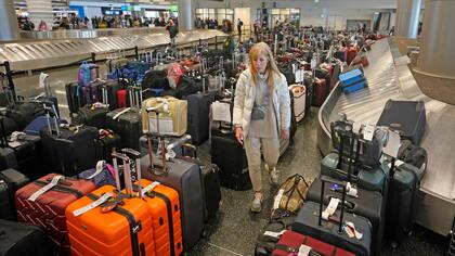 Shana Schifer, viajera de Chicago, revisa valijas no reclamadas de Southwest Airlines en el Aeropuerto Internacional de Salt Lake City, el 29 de diciembre (Foto AP/Rick Bowmer)