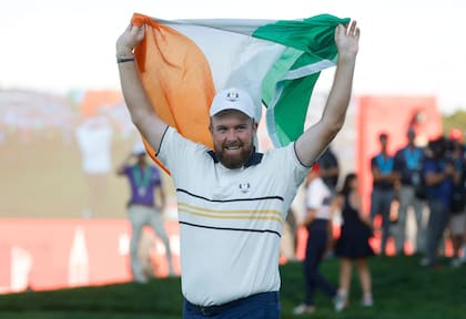 Shane Lowry celebra con la bandera de Irlanda (Photo by Harry How / GETTY IMAGES NORTH AMERICA / Getty Images via AFP)