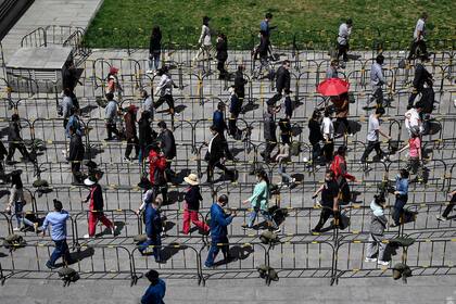 Filas para testeos en Pekín. (Photo by Jade GAO / AFP)