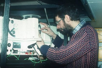 Shanklin realizando observaciones de ozono con un instrumento Dobson en la década de 1980.