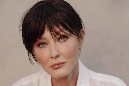 Shannen Doherty murió el 13 de julio de 2024 a los 53 años. Conocida en todo el mundo por su personaje en la serie Beverly Hills 90210, la actriz había sido diagnosticada de cáncer en 2015 y desde ese momento se dedicó a hablar públicamente -con crudeza y sinceridad- sobre sus tratamientos y el desarrollo de su enfermedad