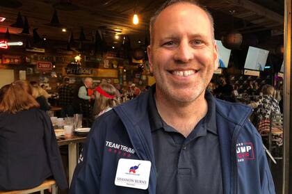 Shannon Burns, organizador del encuentro para ver el debate.