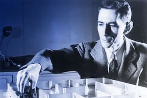 Shannon con su ratón al que nombró Teseo, en honor al héroe griego mítico que mató al Minotauro y logró salir del temible laberinto, que podía aprender a recorrer un laberinto sin errar tras una sola sesión de entrenamiento