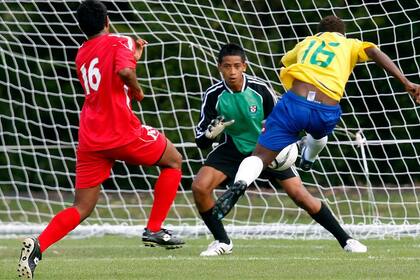 Shannon Frizell, en tiempos de fútbol, como arquero del seleccionado Sub 17 de Tonga