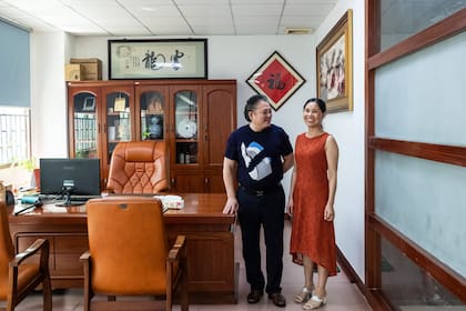 Shao Chunyou, fundador de la fábrica de productos tecnológicos Quankang, junto a su esposa Yu Youfu en la sede en Dongguan, China