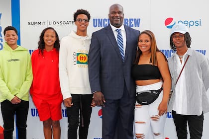 Shaquille O'Neal y cinco de sus seis hijos