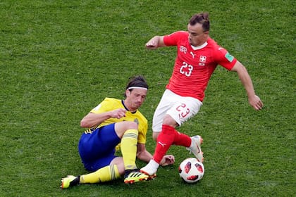Shaquiri de Suiza y Svensson de Suecia