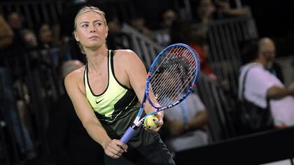 Sharapova volvió a jugar al tenis en público