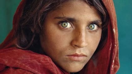 Sharbat Gula, una joven de 12 años refugiada en Pakistán