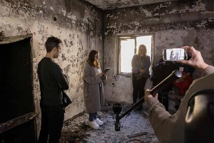 Sharon Aloni-Cunio, rehén israelí que fue tomado durante el ataque del 7 de octubre por militantes de Hamas y luego liberado, habla con la prensa dentro de su casa dañada en el kibutz Nir Oz el 16 de enero de 2024
 (MENAHEM KAHANA / AFP)�