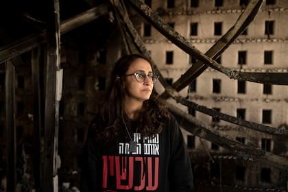 Sharon Alony Cunio en las ruinas de su casa en el kibutz de Nir Oz, donde fueron secuestrados