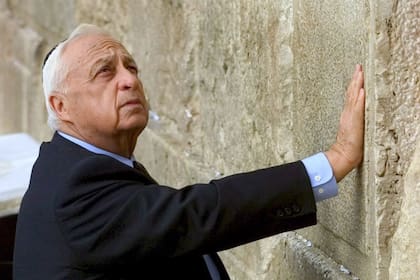 Sharon en una visita al muro de los lamentos en Jerusalén