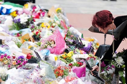 Sharon Osbourne deja unas flores entre las miles que ya habían depositado los fans