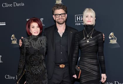 Sharon Osbourne, Jack Osbourne y Kelly Osbourne en su arribo al teatro en una noche en la que Ozzy Osbourne será uno de los grandes homenajeados