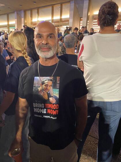 Sharon Shirazi en la Plaza de los Rehenes