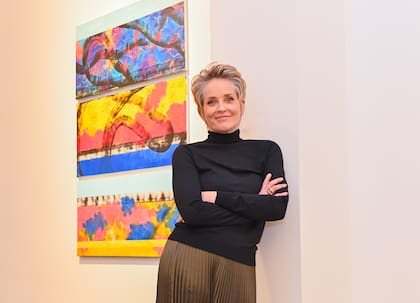 Sharon Stone con sus obras en la galería Deschler de Berlín, una de las muestras donde presenta su nueva faceta como artista